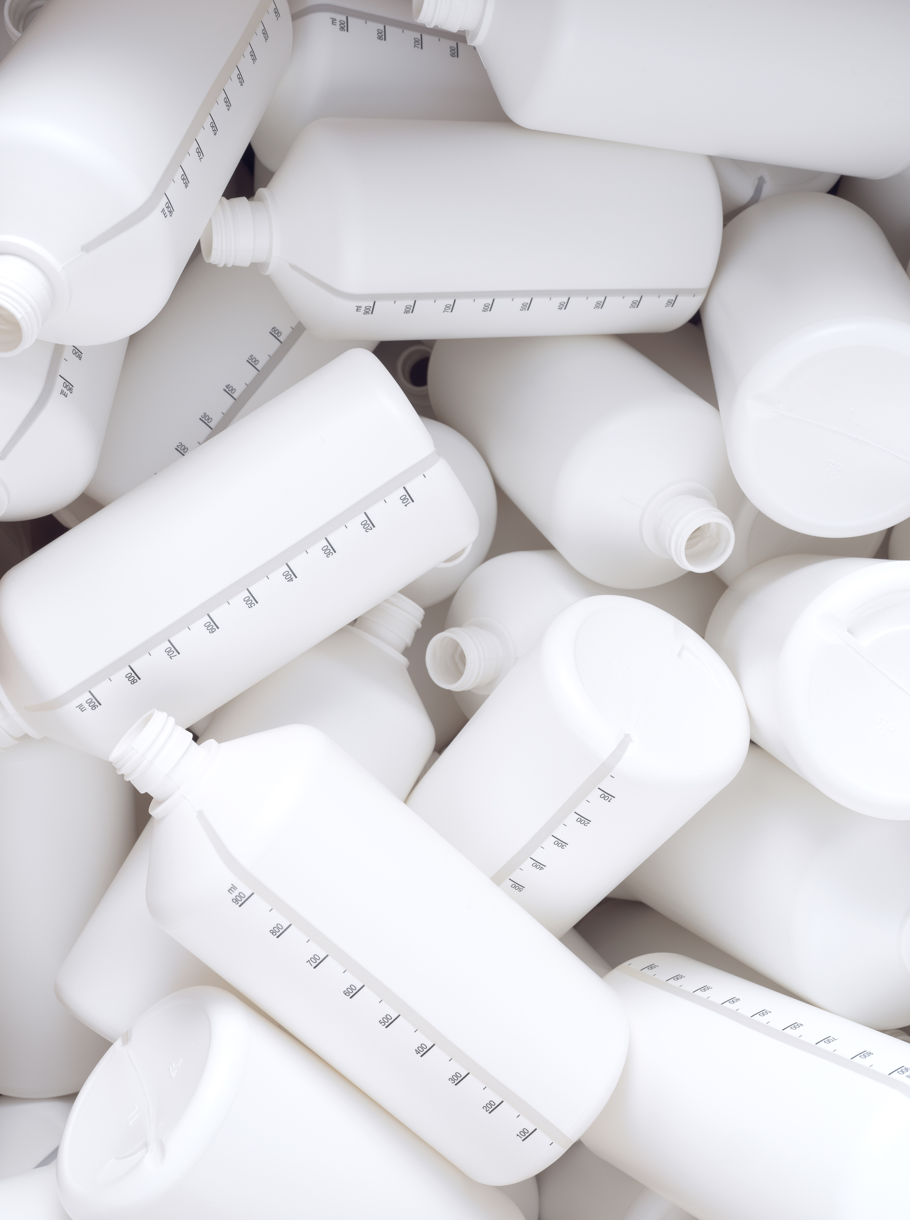 Bouteilles graduées en plastique blanc, en vrac