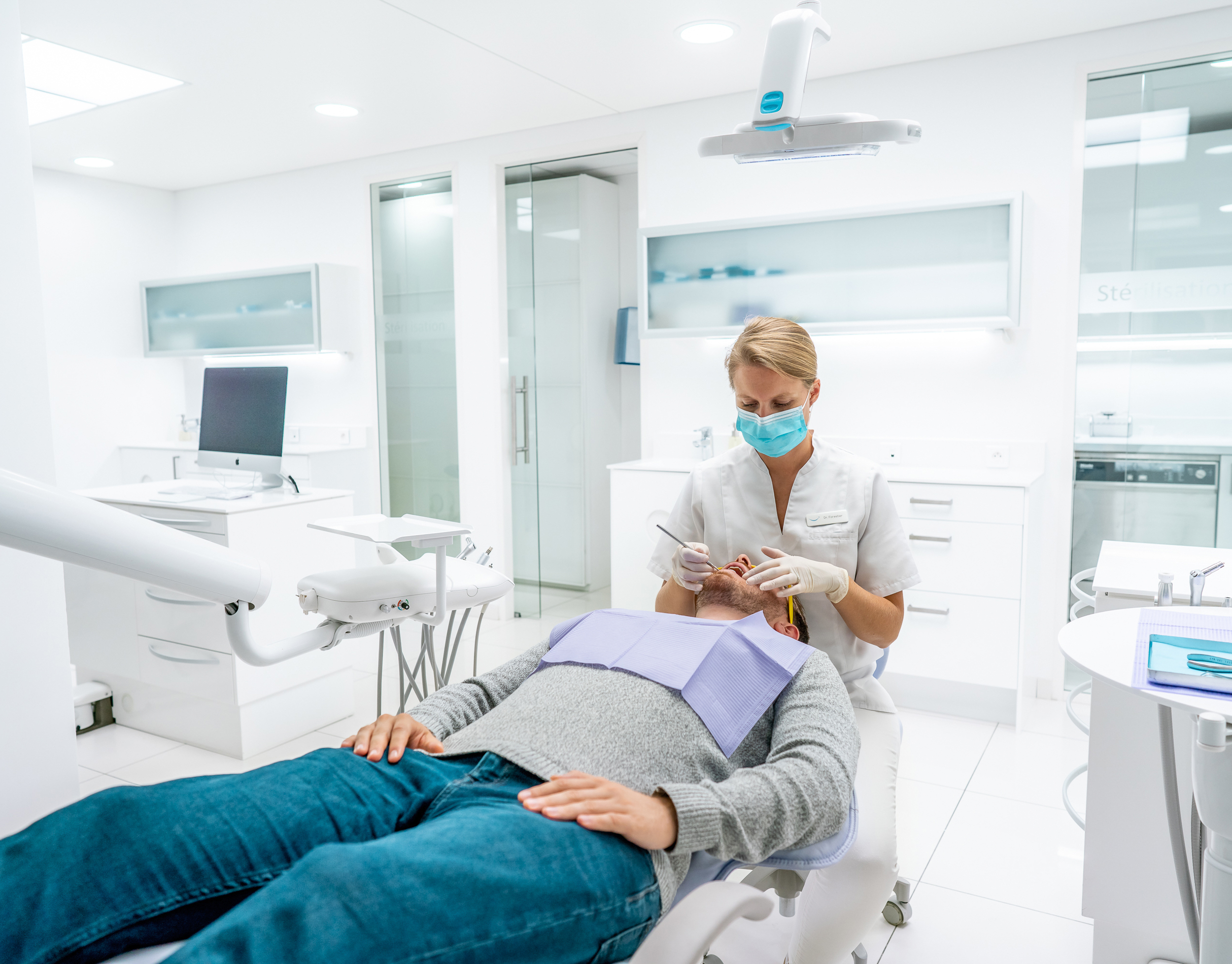 Dentiste intervenant sur son patient