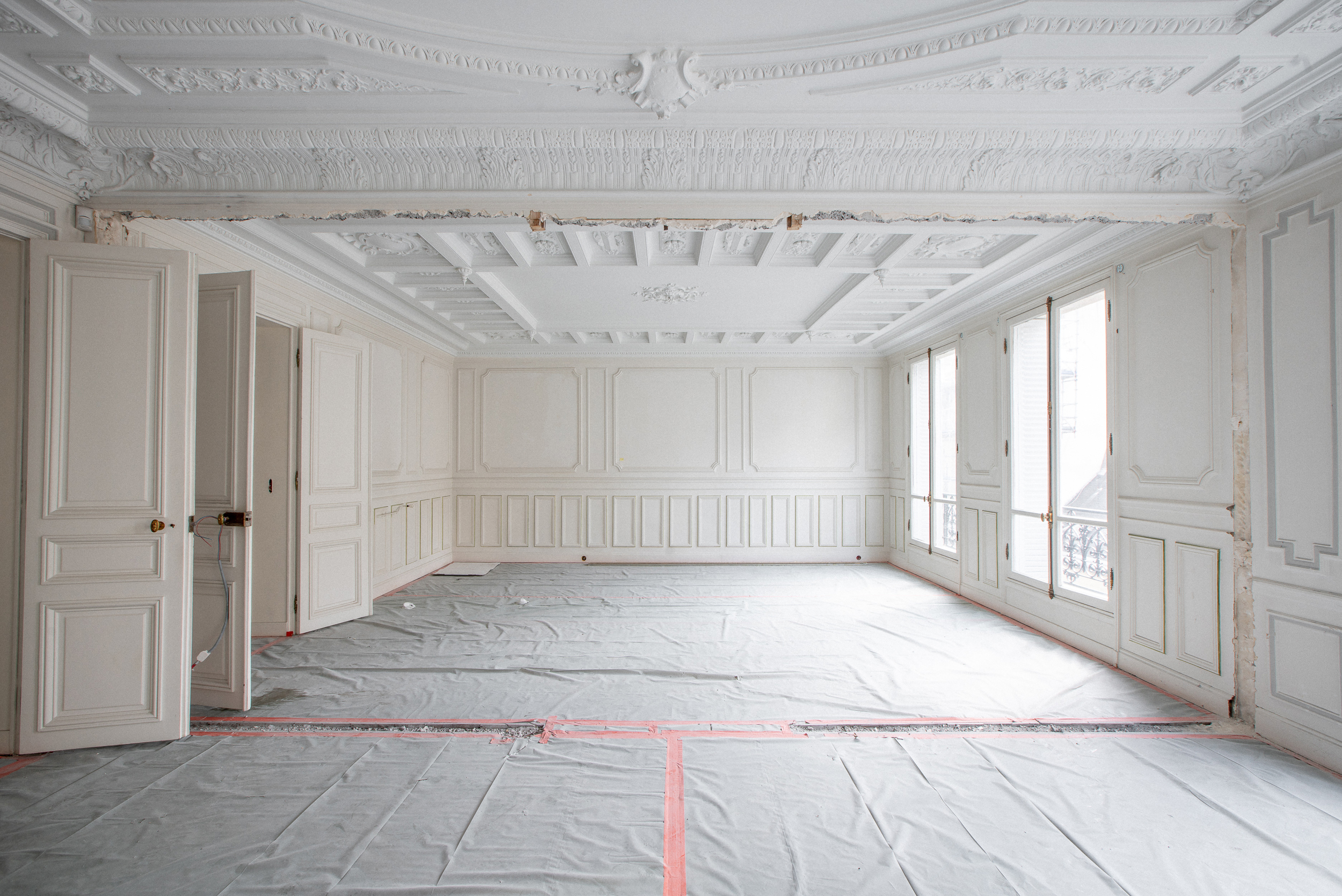 Paris salon blanc d'un appartement haussmannien en travaux