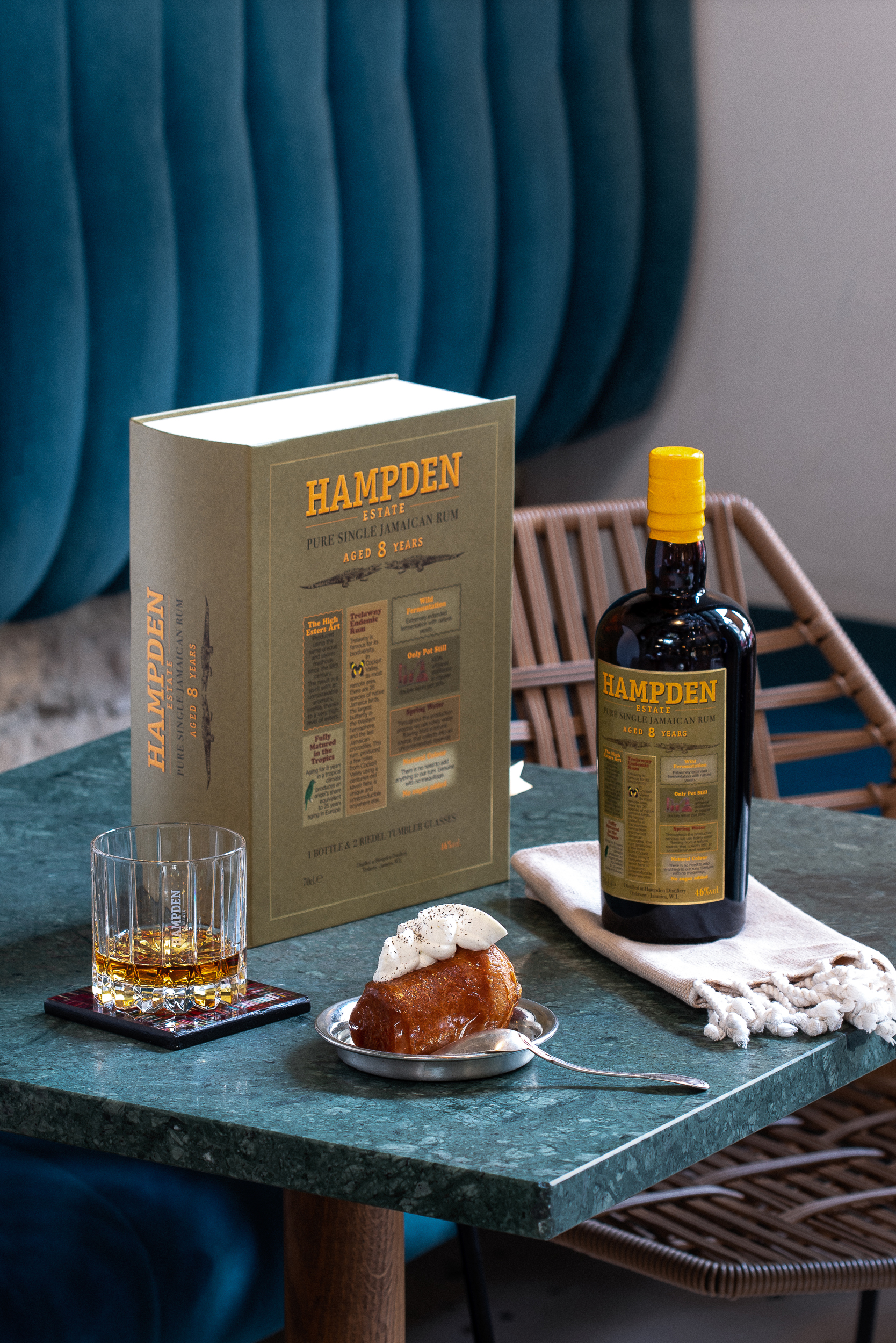 Livre, dessert verre et bouteille de rhum